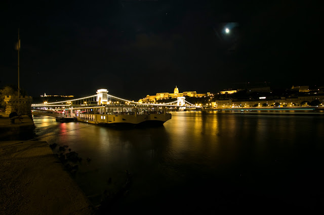 Ponte delle catene e collina del castello di notte-Budapest