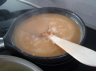 elaboración de la salsa para el pilaf de marisco