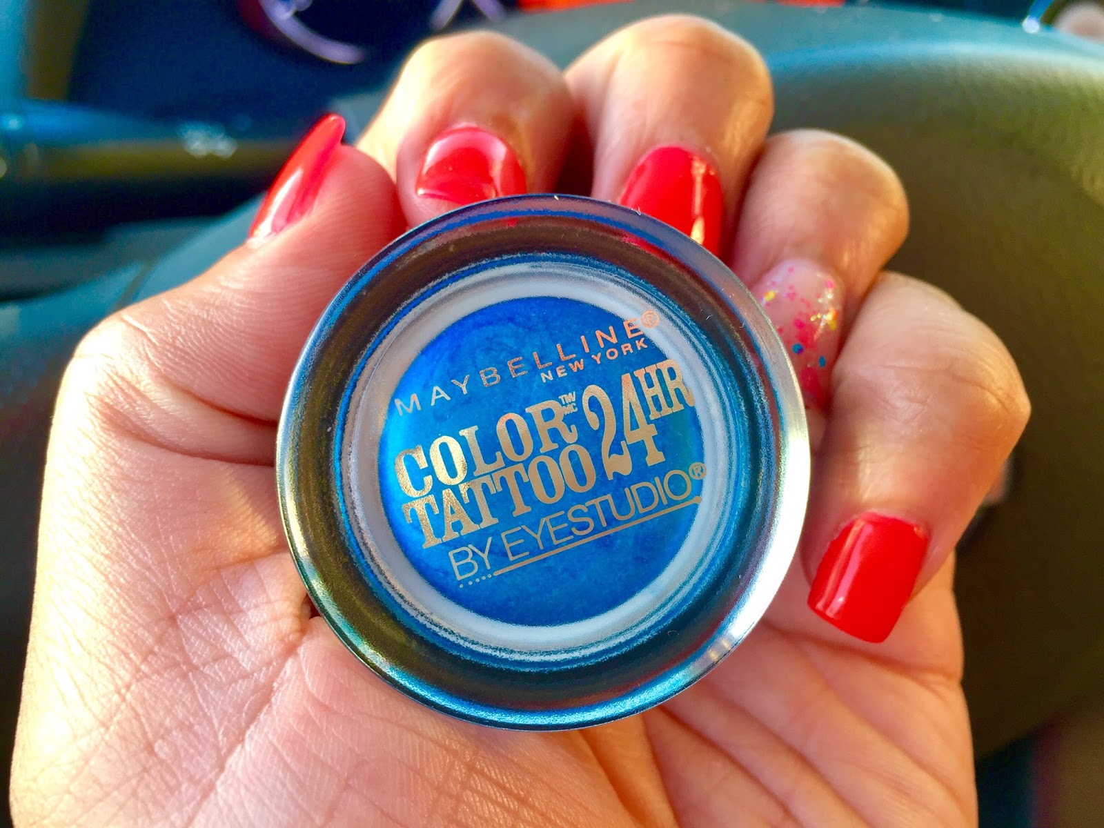 How to Use Eyeshadow as Temporary Hair Color (and Save Your Curls from