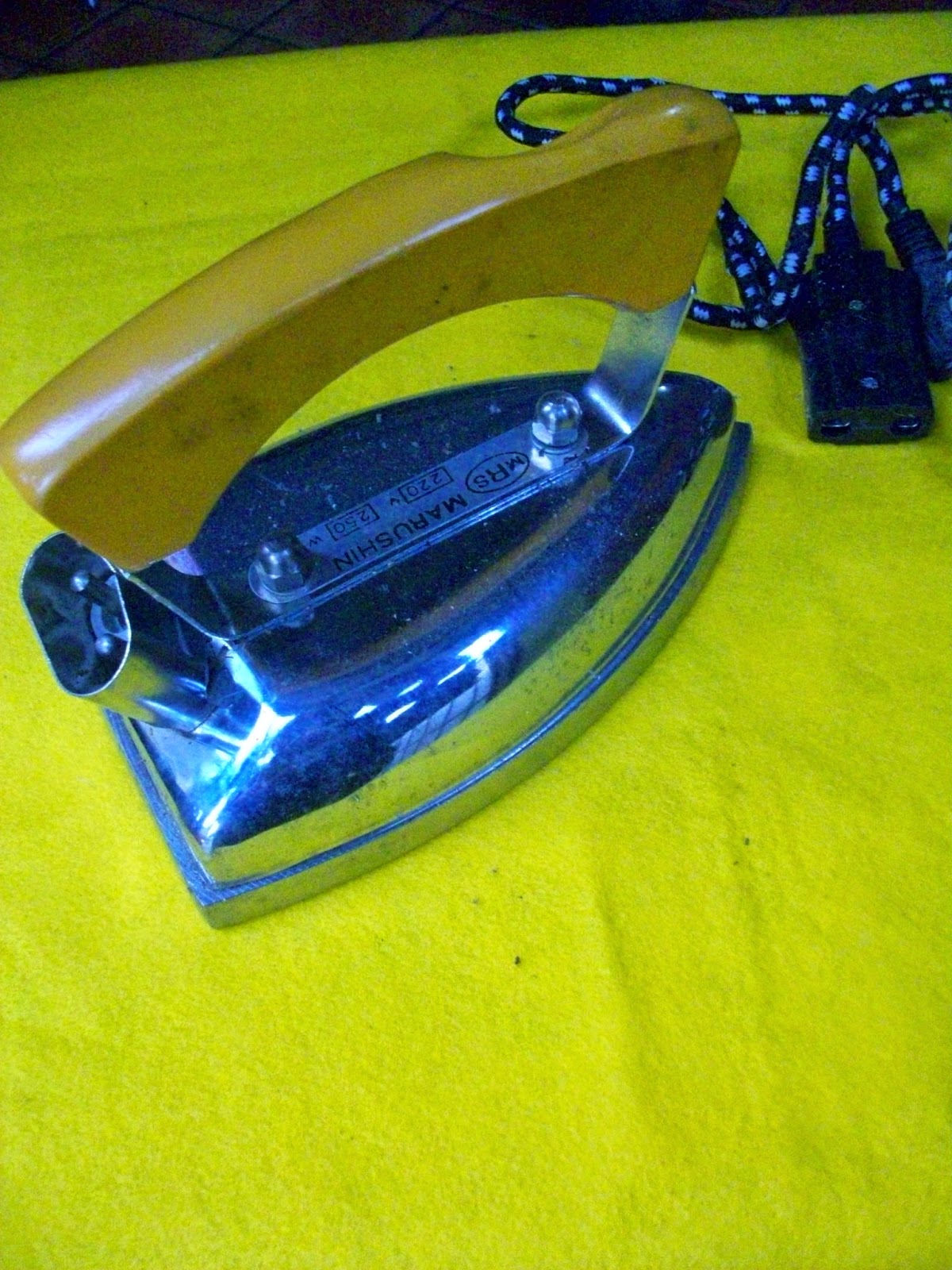 serba vintage: Strika listrik Vintage era awal 70an. NOS