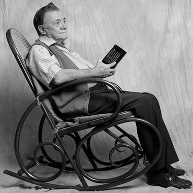 Mario Benedetti Foto de Mario Benedetti en su mecedora