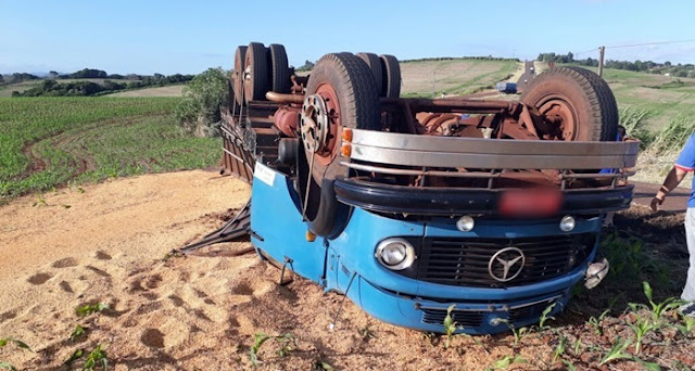 Nova Tebas: Caminhão carregado de soja tomba na pista