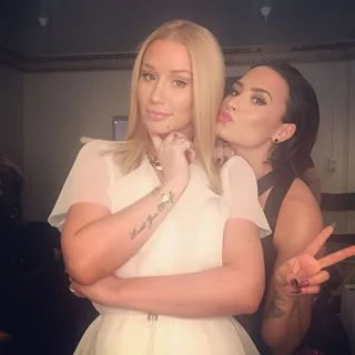Iggy Azalea & Demi Lovato VMA Backstage