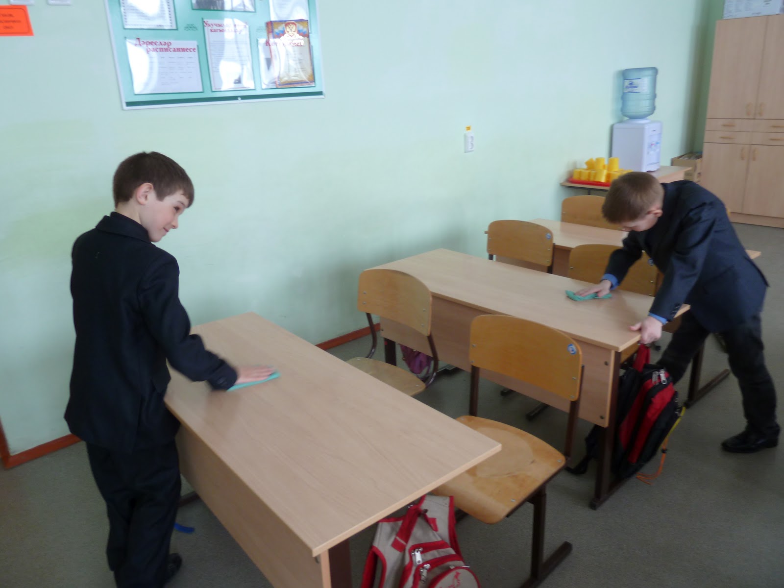 Наша дружная семья: 17 марта, 2012 года. Генеральная уборка класса.
