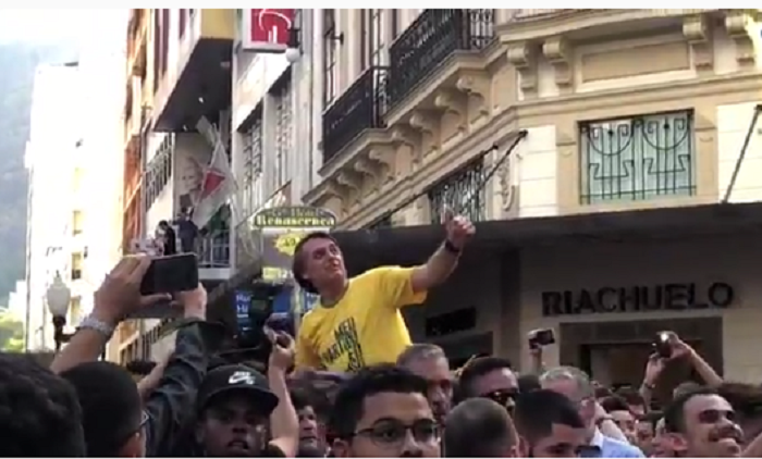 Momento en el que Bolsonaro recibe la agresión violenta de un afín del PT / TWITTER