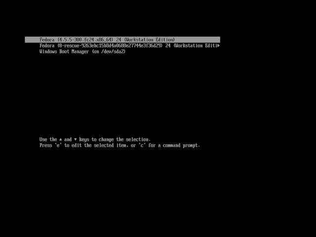 Tela do GRUB, mostrando o dual boot do Fedora 24 e Windows 10