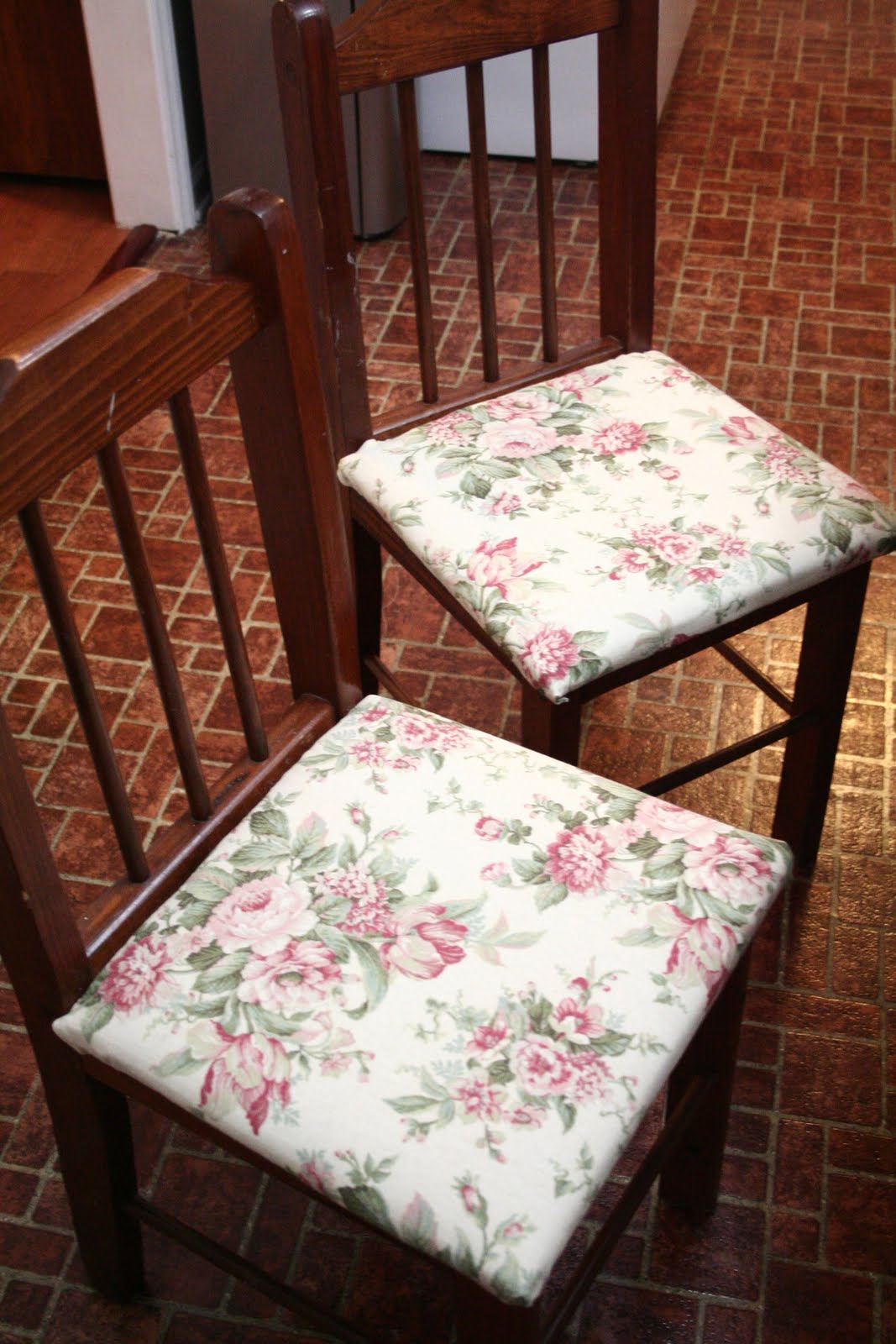 Memories In The Making & Baking!: Reupholstering chairs
