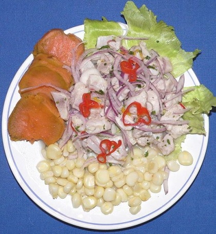 Cebiche del Perú Cebiche o ceviche con choclo desgranado, camote y lechuga