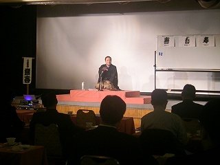 講師・三遊亭楽春のカスタマーサービス講演会の風景。 講師・三遊亭楽春のカスタマーサービス講演会の風景。