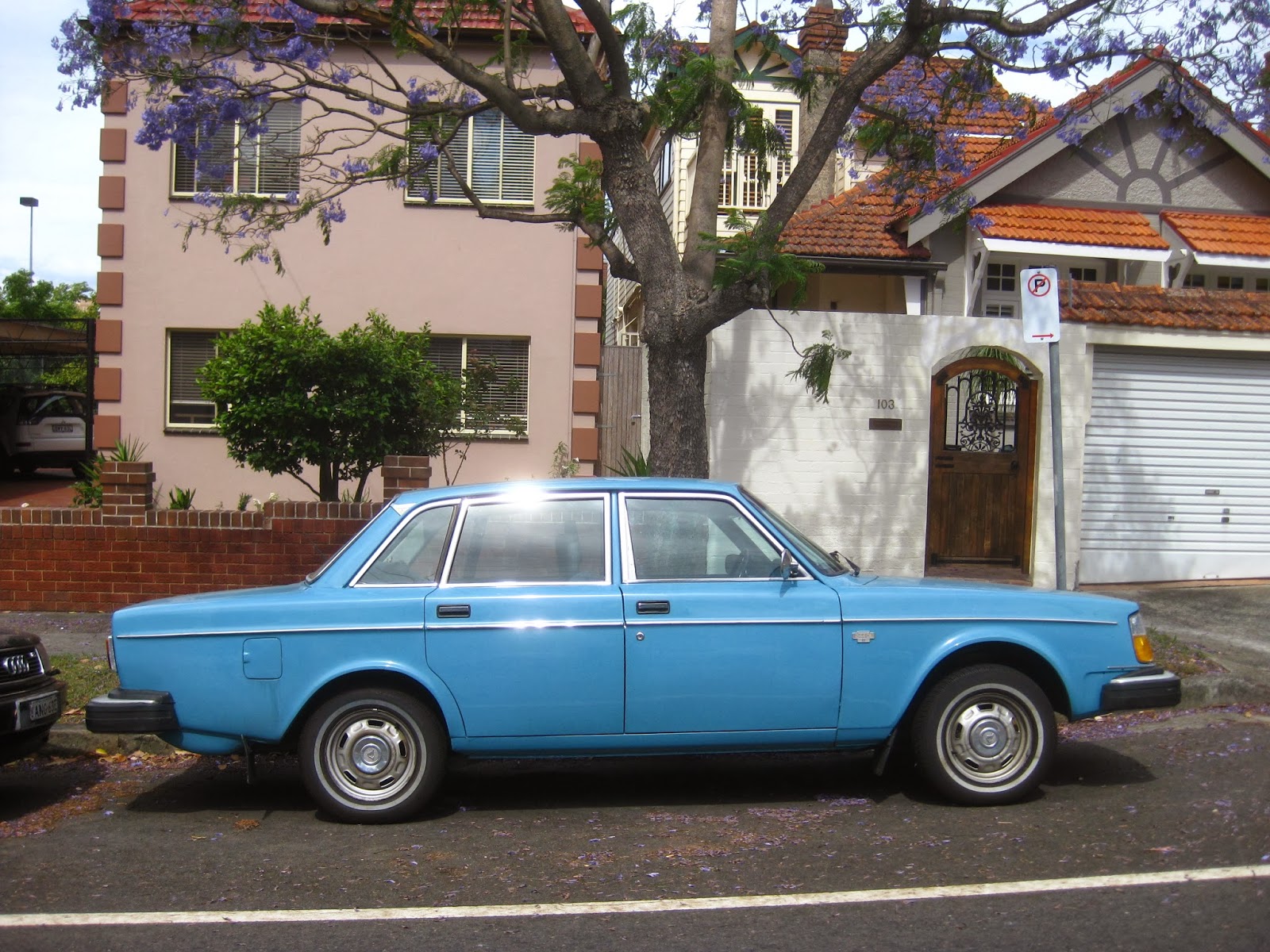 aussie-old-parked-cars-1977-volvo-244-dl