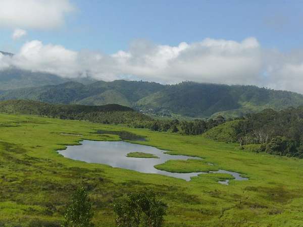 TELAGA INDAH YANG DI APIT DUA GUNUNG BENTUK PULAU PAPUA ::: - DOGIMAUW,NEWS