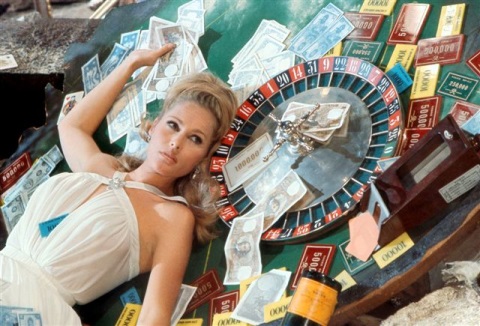 LA ACTRIZ URSULA ANDRESS EN UN FOTOGRAMA DE CASINO ROYALE