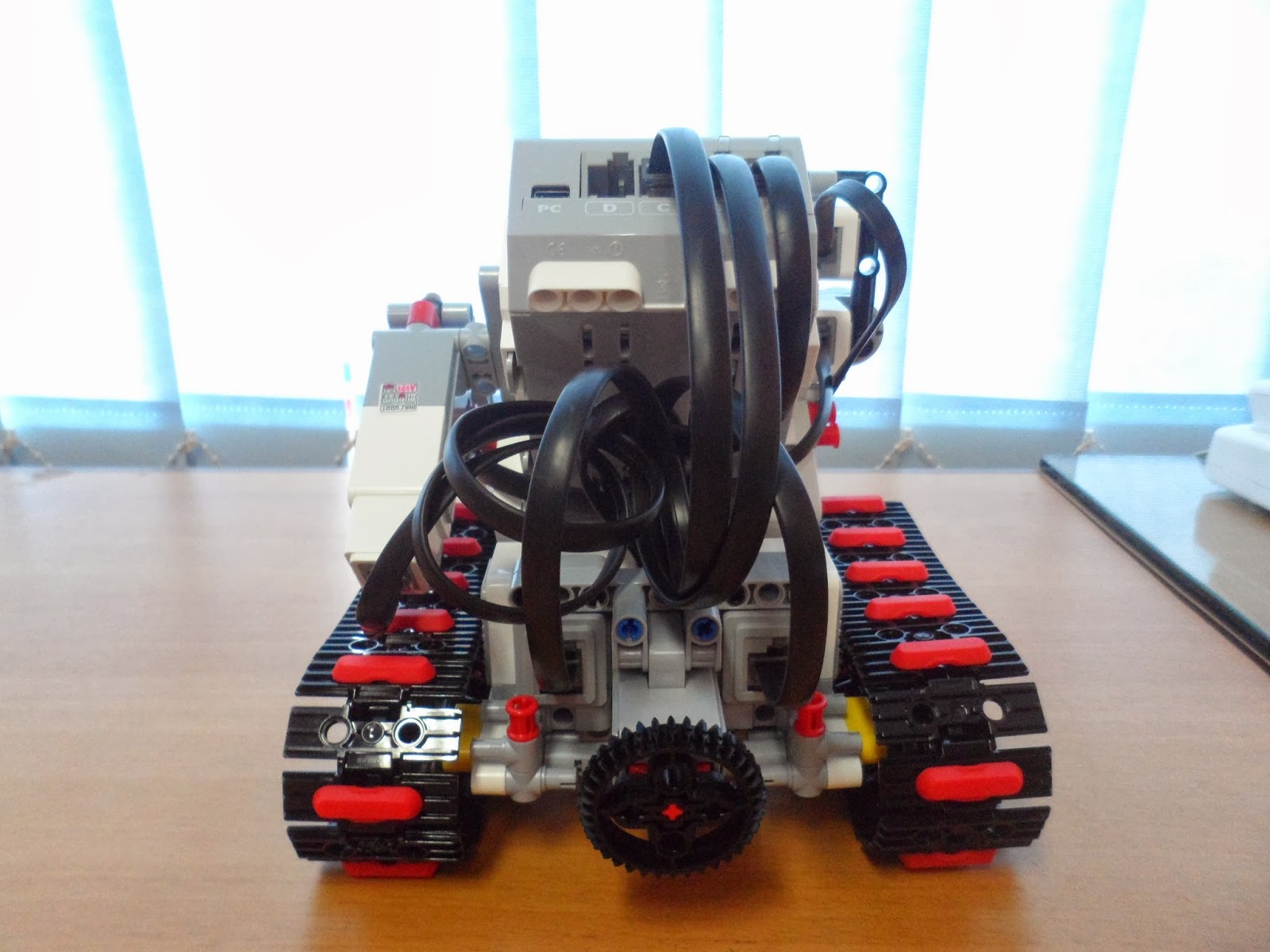 RoBoTiCS® education centre Track Bot EV3