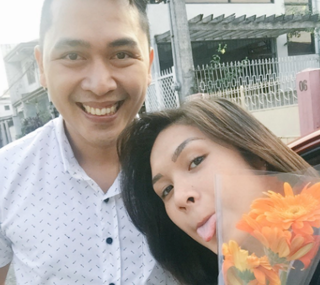 Sopir Uber Kembalikan Ponsel Penumpang Cantik Plus Bunga Sopir Uber Kembalikan Ponsel Penumpang Cantik Plus Bunga