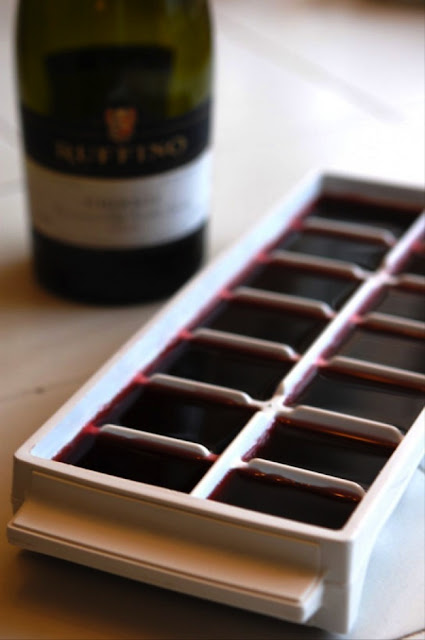 Congele vinho em formas para gelo para depois usá-lo em alguma experiência culinária. Congele vinho em formas para gelo para depois usá-lo em alguma experiência culinária.