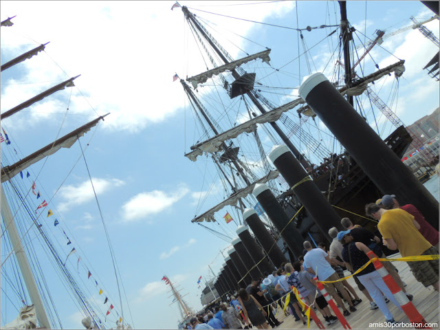 Fan Pier en el Puerto de Boston: Colas en El Galeón Andalucía