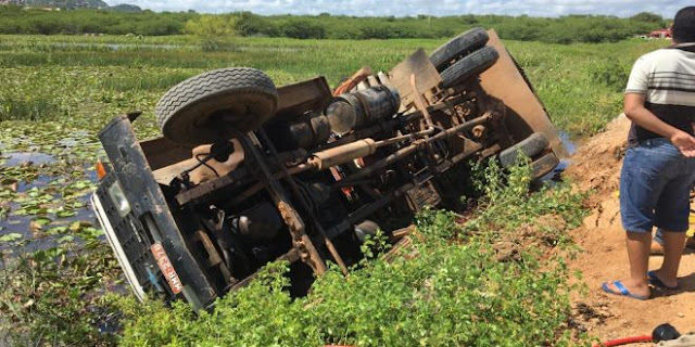 Caminhão tomba em açude na zona rural de Catolé do Rocha-PB