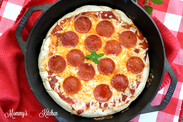Making Pizza with the 14 inch Lodge Cast Iron Pizza Baking Pan (best pizza  crust!) 