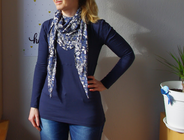 Shirt Wintershirt mit Tuch Schnittmuster für Frauen von AnniNanni genäht von Basteltantes Nähkästchen Frau mit Shirt Wintershirt mit Tuch Schnittmuster für Frauen von AnniNanni selbst genähtes Damen Oberteil aus Jersey mit Viskose Schal Blau Blumen