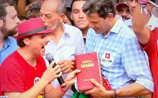 Haddad joga no lixo Bíblia que ganhou de eleitor no Ceará; candidato nega