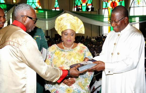 Pres. Jonathan, Mama Peace, Osinbajo And Wife, Worship Together At Inauguration Service