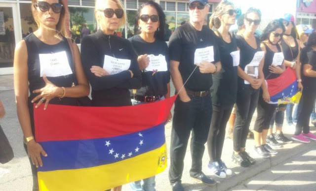  Maite Delgado protestó en el consulado de Venezuela en Aruba