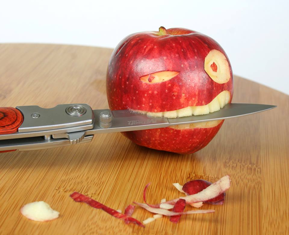 Глупое яблоко. Необычные яблоки. Нож для яблок. Смешное яблоко. Креативное яблоко.