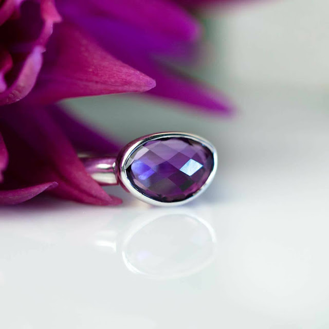 Anello in argento ed ametista di forma ovale sfaccettata nella parte anteriore. Negozio Anima Mundi.