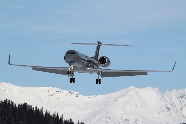 Gulfstream G550 Private Jet Approaching