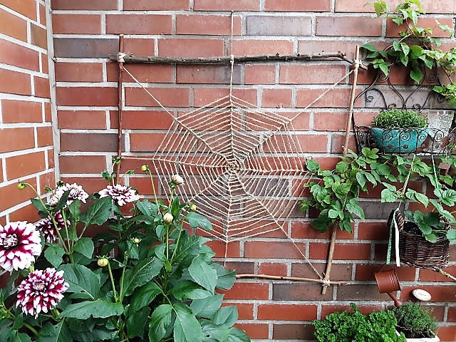 Mondarah: Gartendeko mit Kindern basteln - DIY für ein Spinnennetz aus