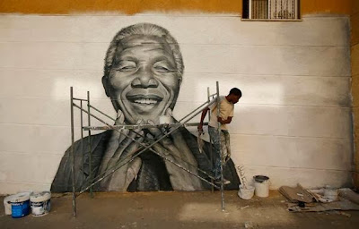 Pared con la figura de Nelson Mandela dibujada