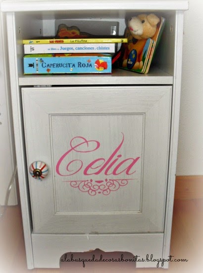 Mesilla de noche con letras