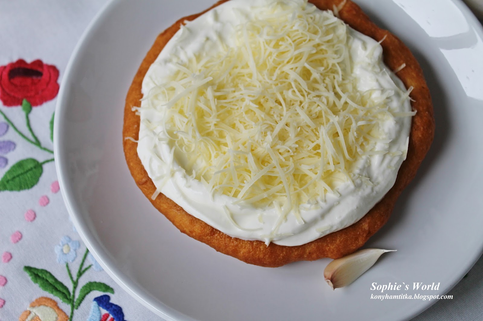 Sophie`s World : Ungarische Lángos (Langosch) mit Knoblauchcreme, Käse ...