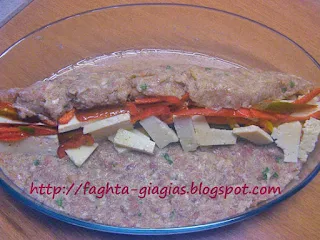 Ρολό κιμά γεμιστό με πιπεριές και κεφαλοτύρι - από «Τα φαγητά της γιαγιάς»