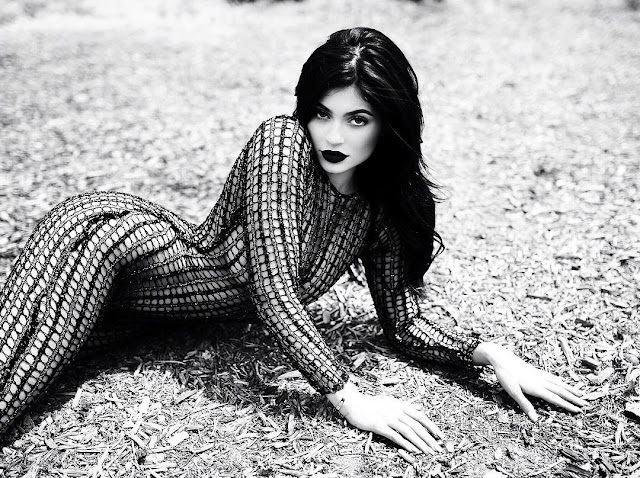 Cor de batom da Kylie Jenner No final do mês de maio Kylie Jenner havia anunciado uma nova cor de batom chamado de Majesty, que é um preto metalizado.