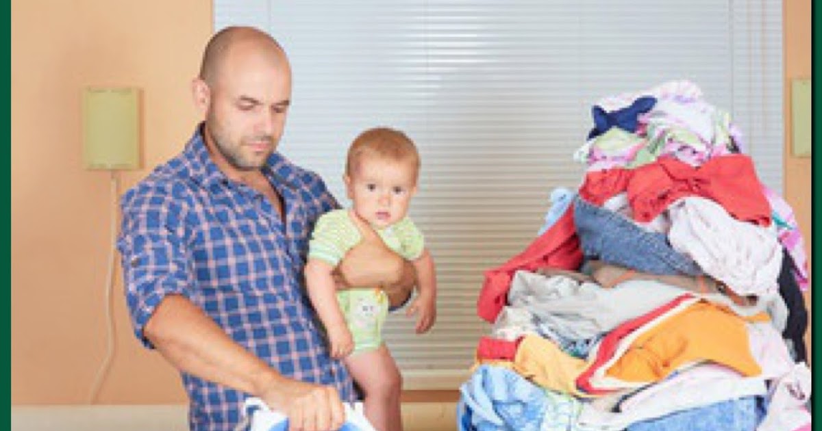 отец гладит сына. детские вещи постиранные. глажка вещей. утюг для пеленок. пеленки постираны.