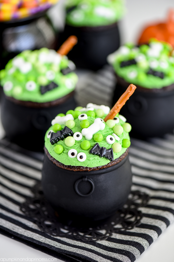 Halloween and desserts go hand-in-hand. So dress your desserts up to this Halloween. Check out these 21+ Best Halloween Inspired cupcakes for spooky Halloween. | delicious halloween desserts | scary desserts halloween | halloween sweets desserts | fun halloween desserts | best halloween desserts #desserts #cupcakes #sweets