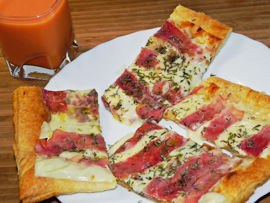 COCA DE HOJALDRE CON JAMÓN DULCE, QUESO Y TOMILLO