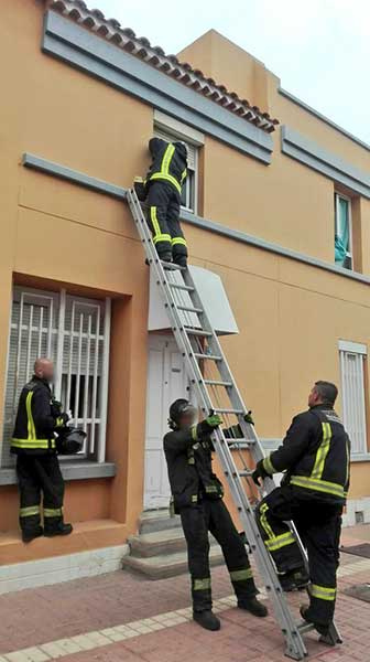 Bomberos de Las Palmas de Gran Canaria procediendo al rescate de una mujer de 72 años que se encontraba caída en su domicilio durante   48 horas / Fotos: @PoliciaLPA
