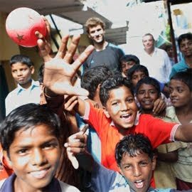 Fernando Llorente en la India con Save the Children