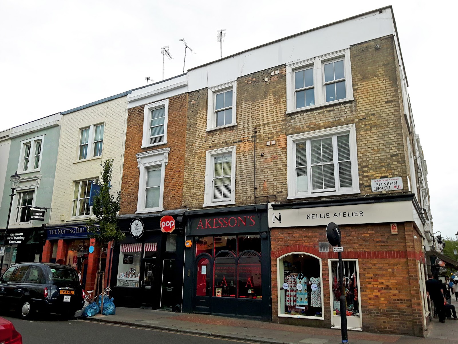 Places to visit in London: Portobello Road Market in Notting Hill Places to visit in London: Portobello Road Market in Notting Hill - what to do in London, cheap places to visit, travel tips