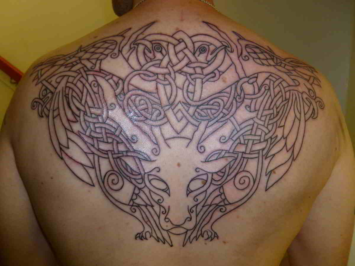 Tatuaje de ciervo celta en la espalda