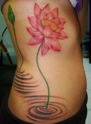 Gigante da Flor de Lótus da Tatuagem no Lado do Corpo