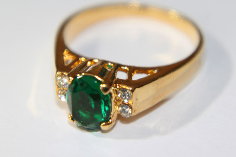 916 jewellery || Rings: emeral green stone gold rings