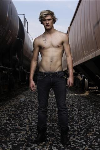 Male Stars Naked: Alex Pettyfer