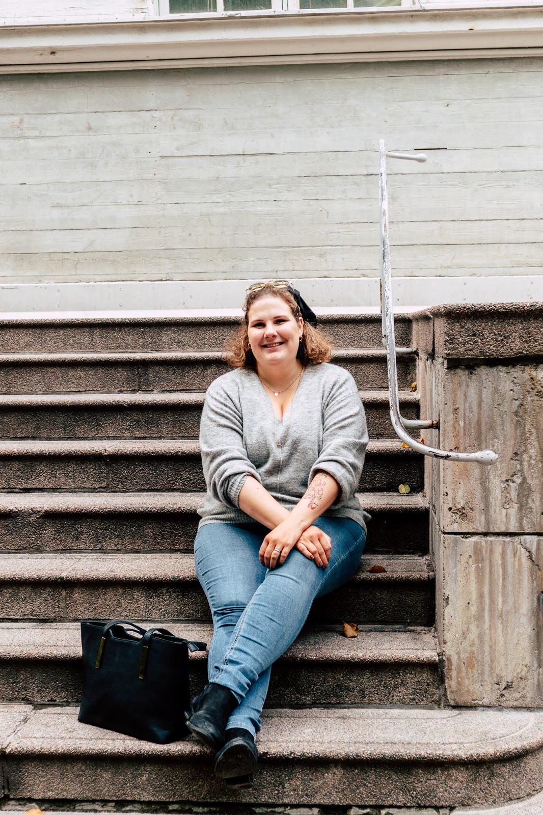 klassinen, asu, päivän asu, harmaa neule, farkut, käsilaukku, minimalistinen,