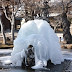 噴水の水が凍って大きな氷の塊が出現