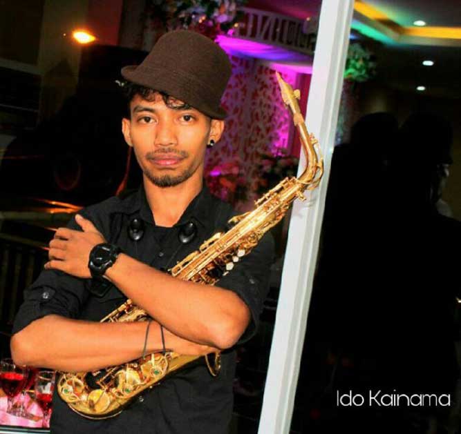 Andalkan Saxofon, Ido Kainama Rilis Instrumentalia Itam Manis Ambon, Malukupost.com - Tepat 1 April, peniup saxofon Rido Maxel Kainama bikin kejutan segar. Melalui kanal youtube, ia merilis singel instrumentalia berjudul “Itam Manis”. Apresiasi positif datang dari penggemarnya di berbagai kota. “Itam Manis”, sebuah pilihan tajuk yang berani. Judul ini pernah ada dalam blantika musik Indonesia. Ido pasti belum lahir ketika tahun 1970-an, Irni Yusnita mendendangkan lagu karyanya “Hitam Manis” bersama Orkes Melayu Pancaran Muda pimpinan Zakaria. Diksi “Itam Manis” atau “Hitam Manis” memang melekat pada nyong dan nona Ambon, atau Indonesia Timur. Ido berkisah, semula dia beri judul “Manis”. Setelah musisi Delon Imlabla mendengar komposisi manis yang dikerjakan Ido, Delon usulkan menambah kata Itam, maka jadilah “Itam Manis”.