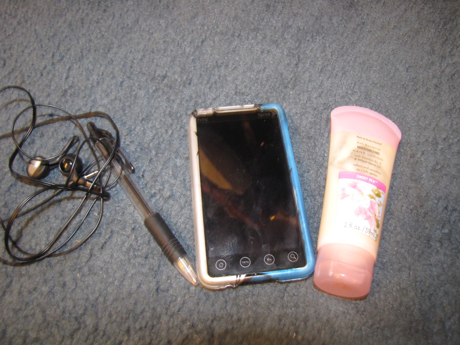 What I Keep In My School Bag