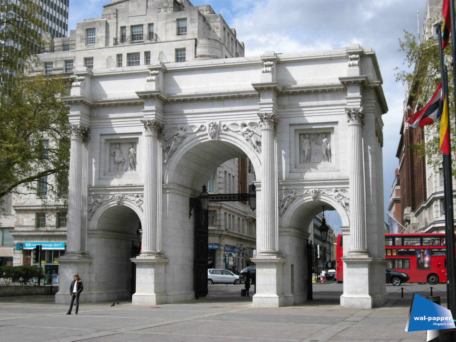 Арка актера. Мраморная арка Hyde Park. Букингемский дворец мраморная арка. Триумфальная арка в Лондоне. Арка Веллингтона.